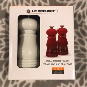 Le Creuset salt and pepper grinders set